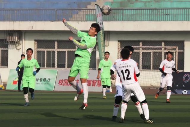 追到校草三月后想分手，他小号一句话让我松了口气